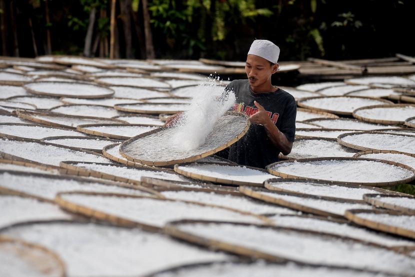 Pekerja disalah satu usaha kecil menjemur bahan olahan dari singkong yang dibuat menjadi tepung tapioka di Cipambuan, Babakan Madang, Kabupaten Bogor, Jawa Barat.