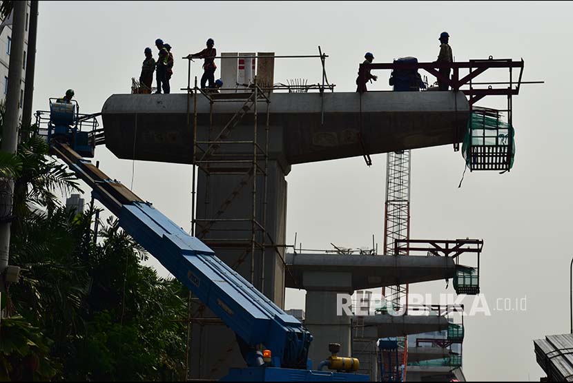 Pekerja elevated rail MRT di salah satu tiang MRT  di Kawasan MT Haryono, Jakarta, Kamis (5/4). Pembangunan konstruksi infrastruktur MRT Jakarta akan terus berjalan hingga akhir 2018. Secara keseluruhan proyek-proyek ini telah mencapai 90%.
