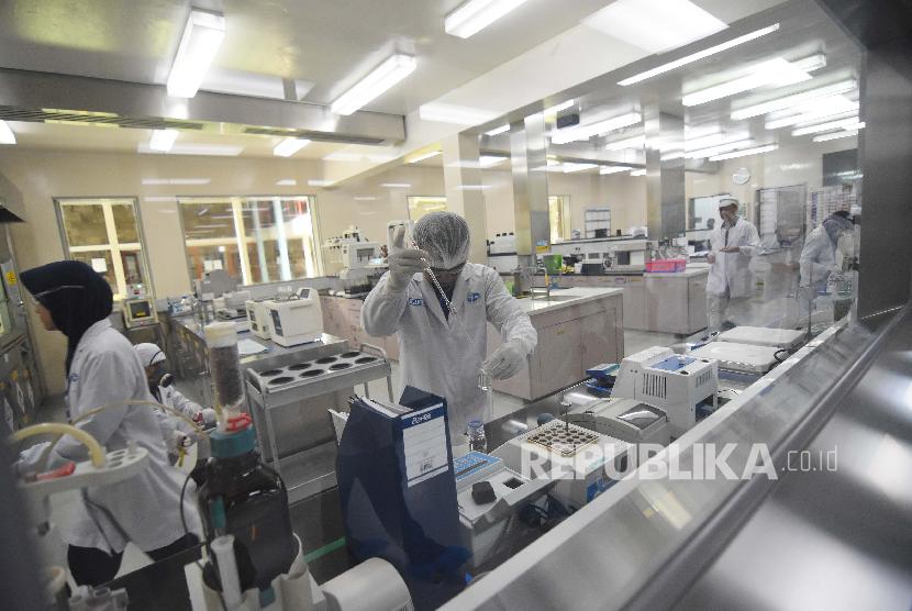 Pekerja farmasi memproduksi obat di sebuah pabrik farmasi di Jakarta Timur, Senin (29/4). Kementerian Perindustrian mencatat sektor industri kimia, farmasi, dan tekstil masih mengg