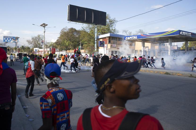 Pekerja garmen Haiti turun ke jalan menuntut kenaikan upah, Kamis (10/2/2022).