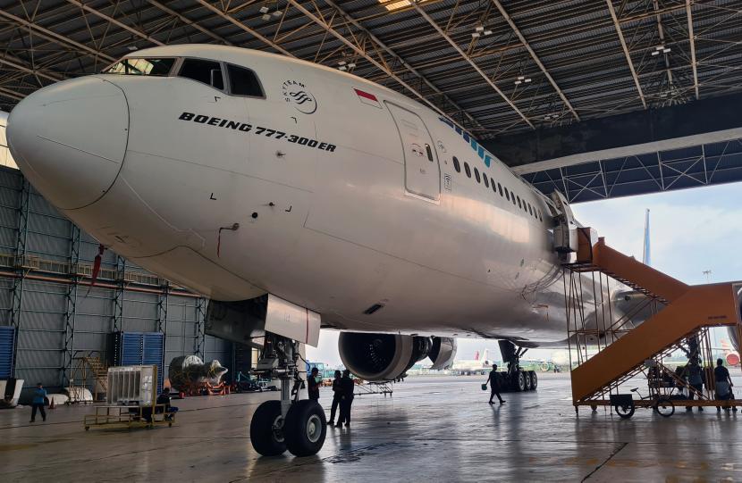 Pekerja Garuda Maintenance Facility (GMF) melakukan pengecekan mesin di Pesawat Garuda Indonesia. 