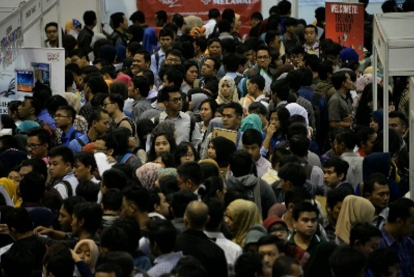 Pekerja Indonesia dituntut siap menghadapi Masyarakat Ekonomi ASEAN pada akhir 2015.