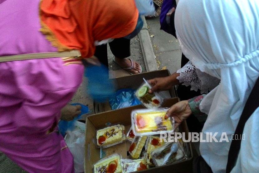 Pekerja Indonesia menjual makanan khas Indonesia, seperti nasi kuning, nasi goreng, nasi campur, dan soto ayam usai Subuh di taman depan Masjid Bimbas, Sektor 5, Syisyah, Makkah, Arab Saudi. 