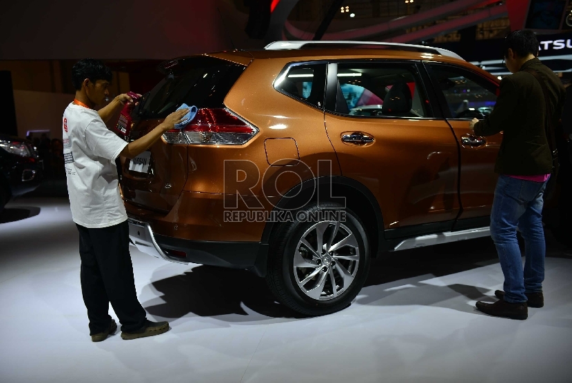 Pekerja informal di pameran mobil mewah