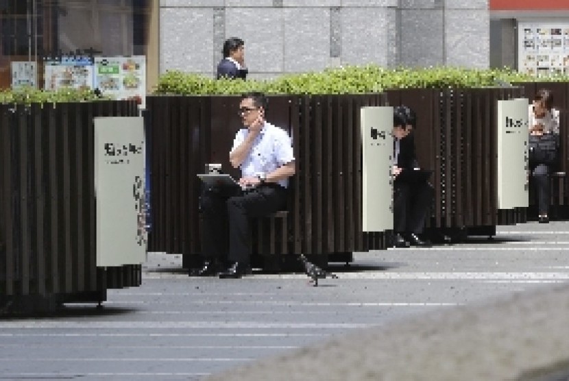 Pekerja Jepang sedang beristirahat di bangku-bangku di perkantoran.(ilustrasi)