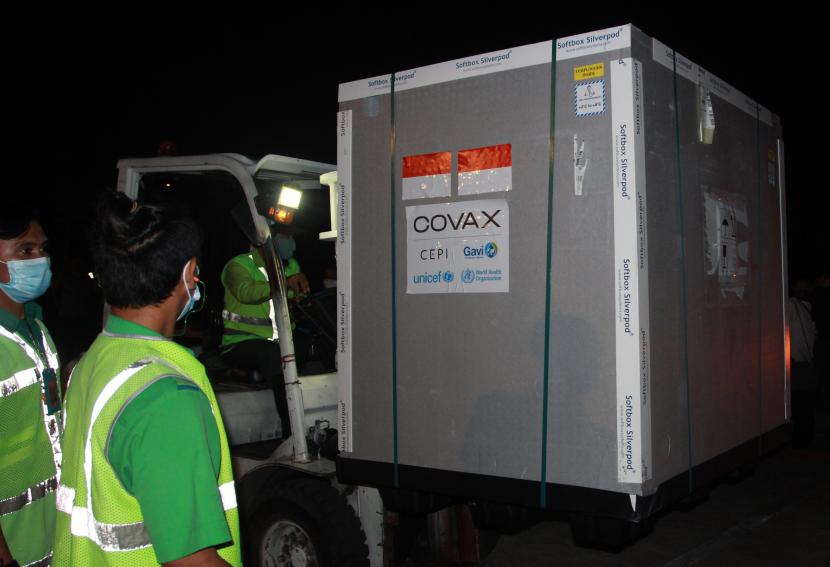 Pekerja kargo memasukan kontainer berisi vaksin Covid-19 AstraZeneca ke atas truk setibanya di Bandara Internasional Soekarno Hatta, Tangerang, Banten, Senin (8/3/2021). Sebanyak 1.113.600 vaksin virus corona (COVID-19) jadi asal perusahaan farmasi Inggris?AstraZeneca?tiba di Indonesia melalui skema kerja sama multilateral Aliansi Global untuk Vaksin dan Imunisasi (GAVI) COVAX Facility yang selanjutkan akan diproses di Bio Farma, Kota Bandung.