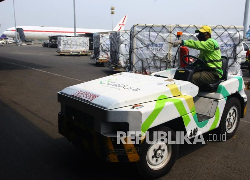 Aktivitas Terminal Cargo Bandara Soekarno-Hatta, Tangerang, Banten (ilustrasi). AP II mencatat volume angkutan kargo di Bandara Soekarno-Hatta terbilang stabil.