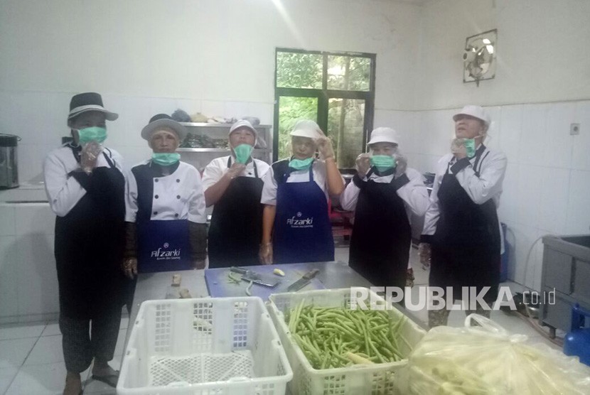 Pekerja katering CV Afzarki Permata Abadi sedang mempersiapkan katering bagoi calon jamaah haji embarkasi Palembang di asrama haji Sumatera Selatan (Sumsel), Kamis (25/7).