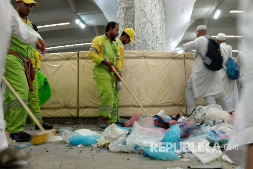  Arab Saudi akan Tiadakan Sebagian Besar Tempat Pembuangan Sampah pada 2035. Foto:  Pekerja kebersihan asal Bangladesh membersihkan sesampahan di Jamarat, Mina, Kamis (23/8). Sekurangnya 42 ribu ton sampah dihasilkan musim haji kali ini.
