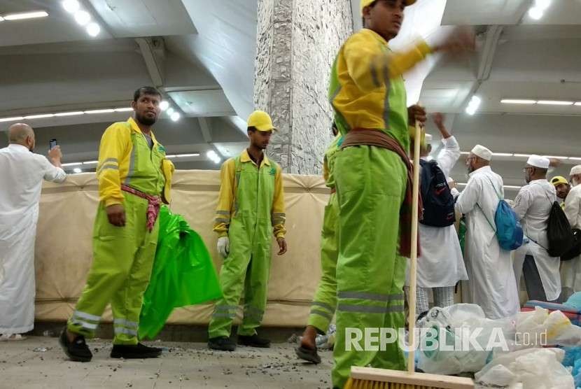 Ramah Lingkungan Saat Ibadah Haji. Foto:  Pekerja kebersihan asal Bangladesh membersihkan sesampahan di Jamarat, Mina, Kamis (23/8). Sekurangnya 42 ribu ton sampah dihasilkan musim haji kali ini.
