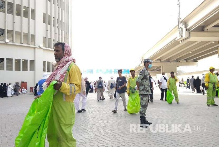 Pekerja kebersihan asal Bangladesh membersihkan sesampahan di Jamarat, Mina, Kamis (23/8). Sekurangnya 42 ribu ton sampah dihasilkan musim haji kali ini.