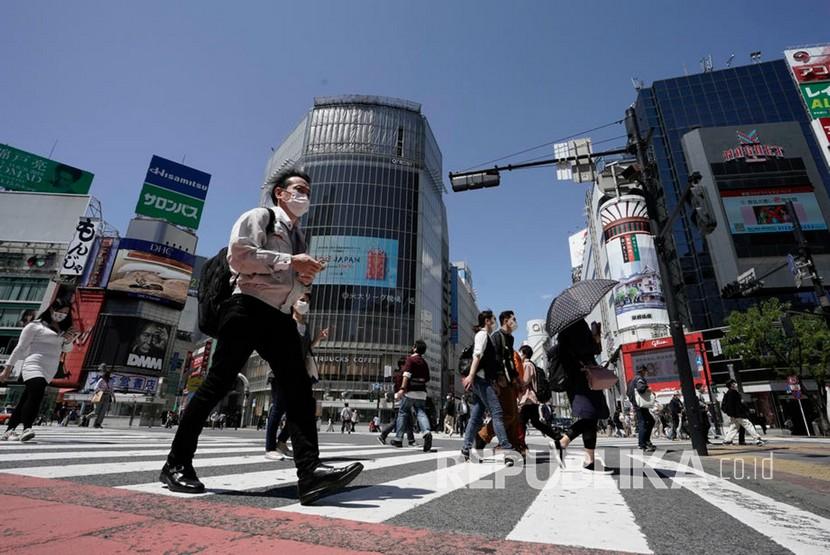Pekerja kembali beraktivitas di kawasan bisnis, Tokyo, Jepang, Kamis (7/5). Jepang diperkirakan akan mencabut status darurat di sebagian besar wilayah pada Kamis. Ilustrasi.