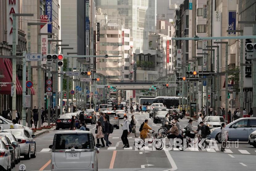 Pekerja kembali beraktivitas di Nihonbashi di Tokyo, Jepang, Kamis (7/5). 