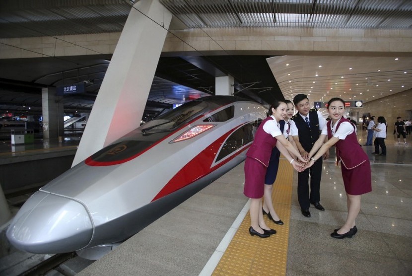Pekerja kereta berpose di dekat CR400AF, kereta terbaru Cina dengan kecepatan 400 km/jam.