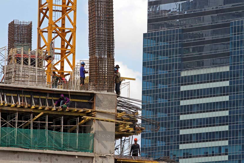 Pekerja Konstruksi di Kawasan Jalan Gatot Subroto, Jakarta, Senin (5/5).
