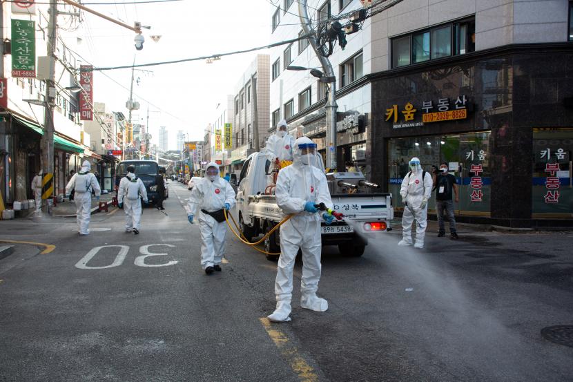 Pekerja Korea Selatan menyemprotkan disinfektan sebagai tindakan pencegahan terhadap penyebaran virus corona, di sebuah jalan di Seoul, Korea Selatan, 06 Oktober 2020.