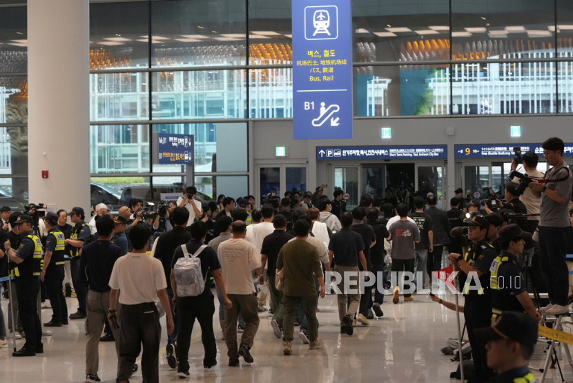 Pekerja Korea Selatan yang dibebaskan setelah ditahan selama beberapa hari di Georgia tiba di Bandara Internasional Incheon, di Incheon, Korea Selatan, Jumat, 12 September 2025.