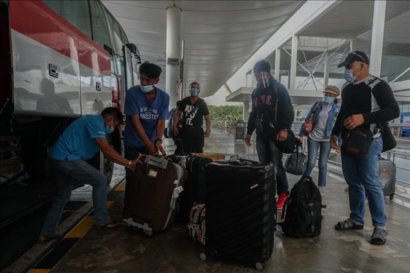 Pekerja Luar Negeri Filipina tiba di Terminal 2 Bandara Internasional Ninoy Aquino di Pasay, Metro Manila, Filipina pada 18 Desember 2020.