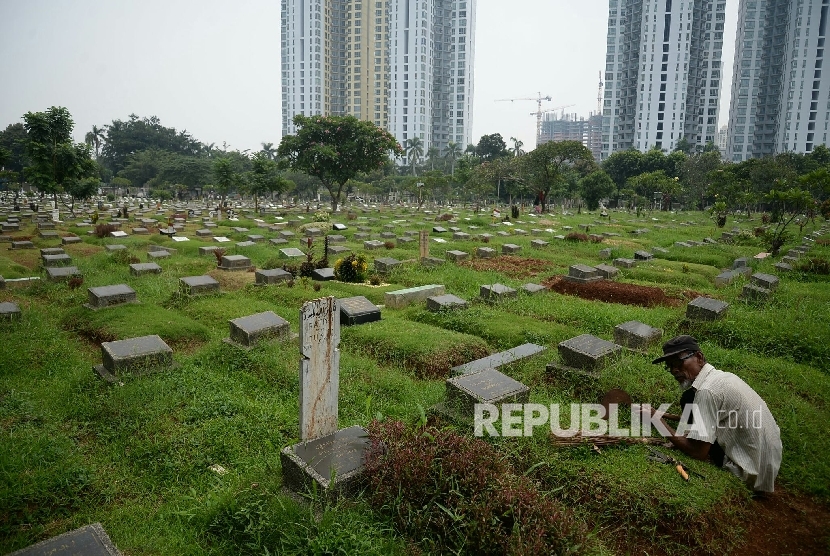  Pekerja makam beraktifitas di Tempat Pemakaman Umum (TPU) Menteng Pulo, Jakarta, Ahad (6/11).