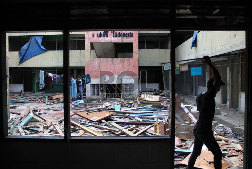   Pekerja mebongkar Rusun Angke di Tambora, Jakarta Barat, Kamis (25/7). (Republika/ Yasin Habibi)