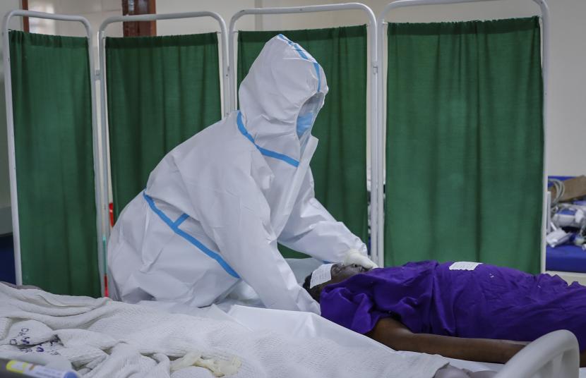 Ilustrasi pekerja medis bersiap untuk mengeluarkan jenazah pasien virus corona yang telah meninggal. 