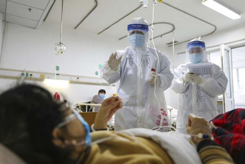 Pekerja medis mengecek kondisi pasien di RS Jinyintan di Wuhan, Hubei yang dibangun khusus untuk pasien kritis virus corona jenis baru atau Covid-19, Kamis (13/2). Pejabat Gedung Putih minta China lebih terbuka soal wabah virus Corona. Ilustrasi.