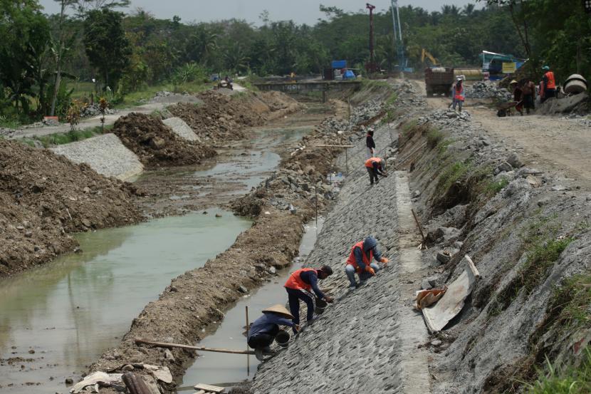 Pekerja megerjakan proyek revitalisasi saluran air cagar budaya Selokan Mataram di Kawasan Banyurejo, Tempel, Sleman, DI Yogyakarta (ilustrasi)
