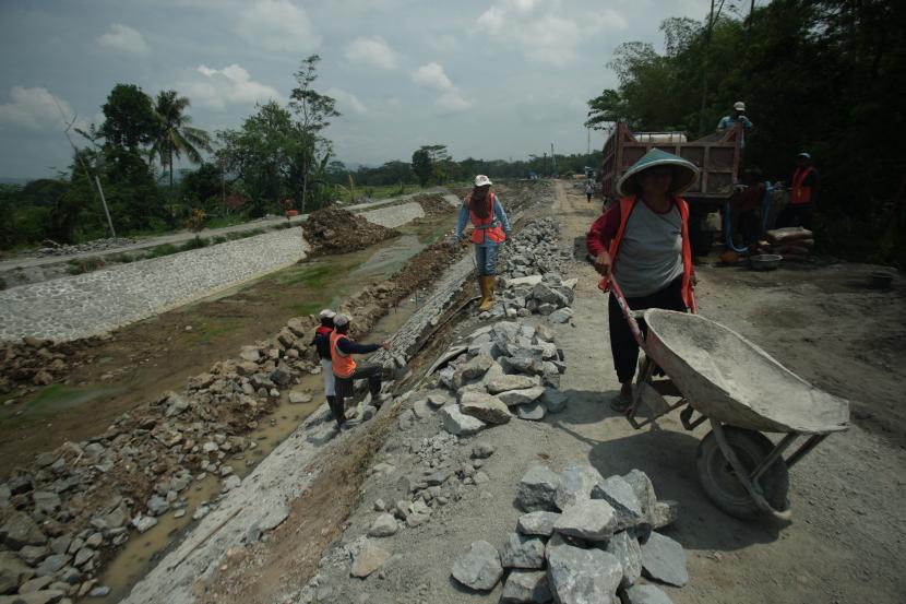 Pekerja mengerjakan proyek revitalisasi saluran air cagar budaya Selokan Mataram di Kawasan Banyurejo, Tempel, Sleman, D.I Yogyakarta.