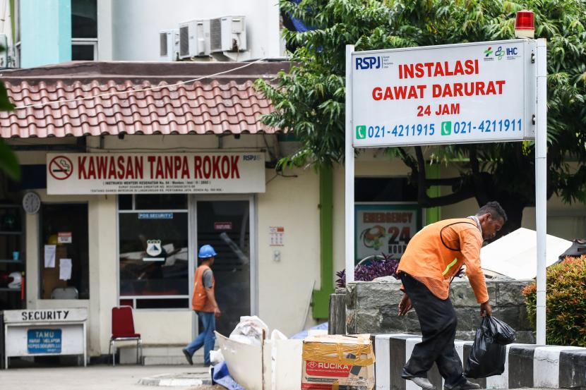 Menteri Badan Usaha Milik Negara (BUMN) Erick Thohir akan mengecek kesiapan Rumah Sakit (RS) Pertamina Jaya di Cempaka Putih, Jakarta. Foto pekerja melakukan aktifitas di depan Rumah Sakit Pertamina Jaya, Jakarta.