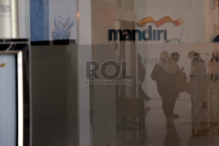 Pekerja melakukan aktifitas dikantor Bank Mandiri, Jakarta, Senin (19/10). 