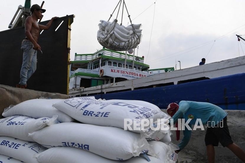 Pekerja melakukan aktivitas bongkar muat di Pelabuhan Sunda Kelapa, Jakarta. Sejumlah pekerja pelabuhan mulai mendapatka vakssinasi Covid 19 secara massal mulai hari ini, Kamis (10/6)