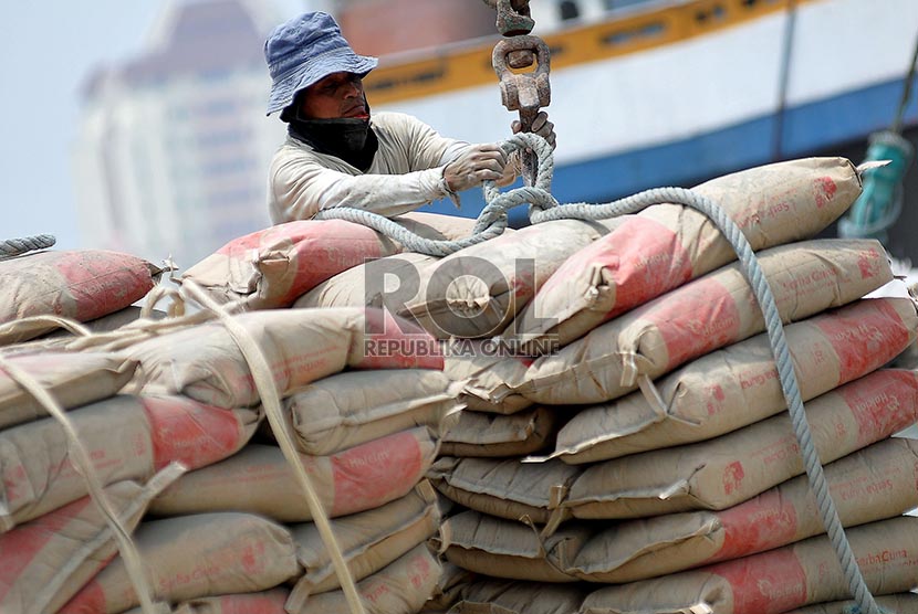 Pekerja melakukan aktivitas bongkar muat semen di Pelabuhan Sunda Kelapa, Jakarta,Rabu (19/2).