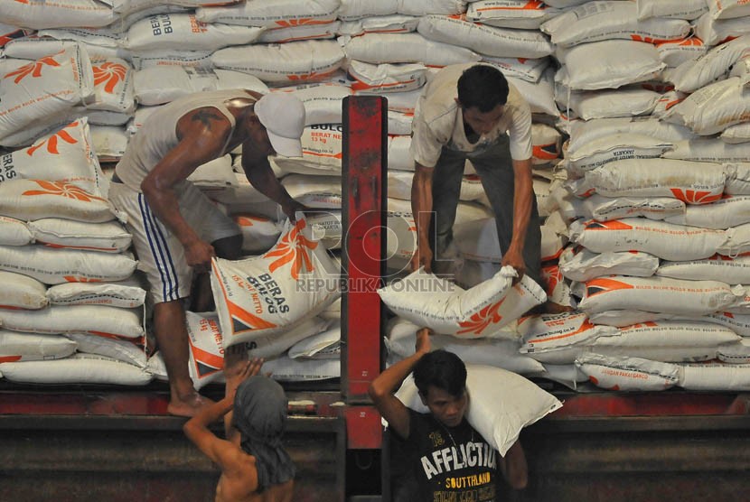 Pekerja melakukan bongkar muat beras Bulog di gudang Bulog, Jakarta, Kamis (17/7). (Prayogi/Republika)
