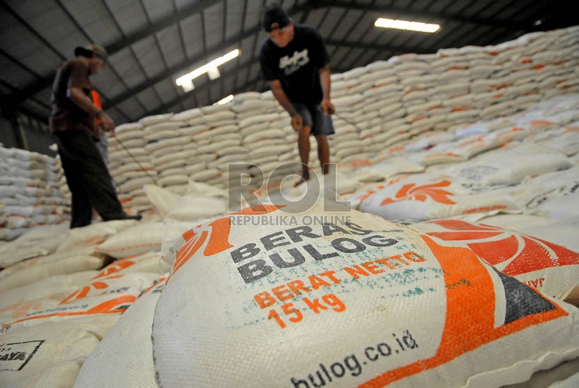 Pekerja melakukan bongakar muat beras Bulog di gudang Bulog, Jakarta, Kamis (17/7). (Prayogi/Republika)