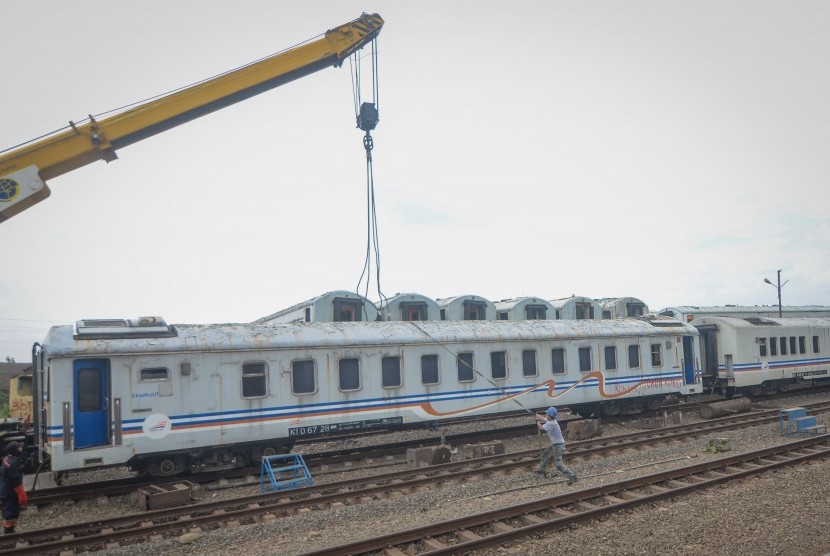 Pekerja melakukan bongkar muat bangkai gerbong kereta yang tidak terpakai di Stasiun Purwakarta, Jawa Barat, Sabtu (27/4/2019).