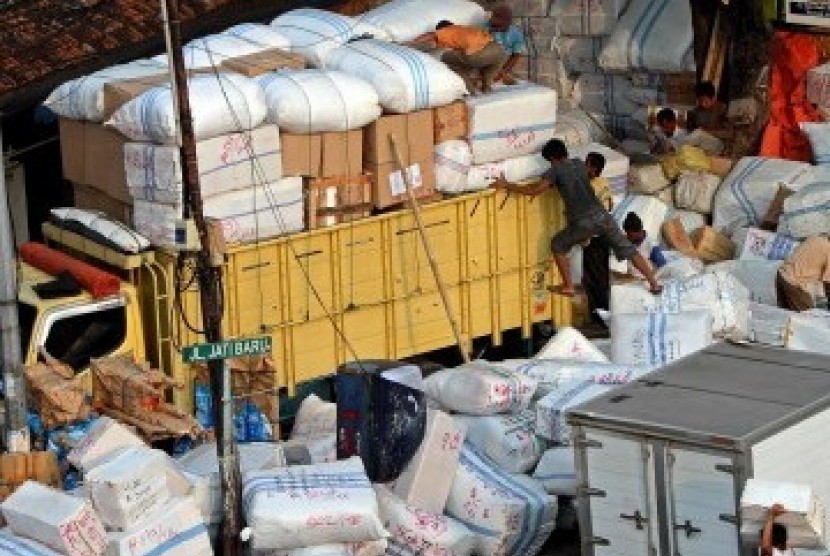 Pekerja melakukan bongkar muat barang di tempat jasa pengiriman barang di kawasan Tanah Abang, Jakarta.