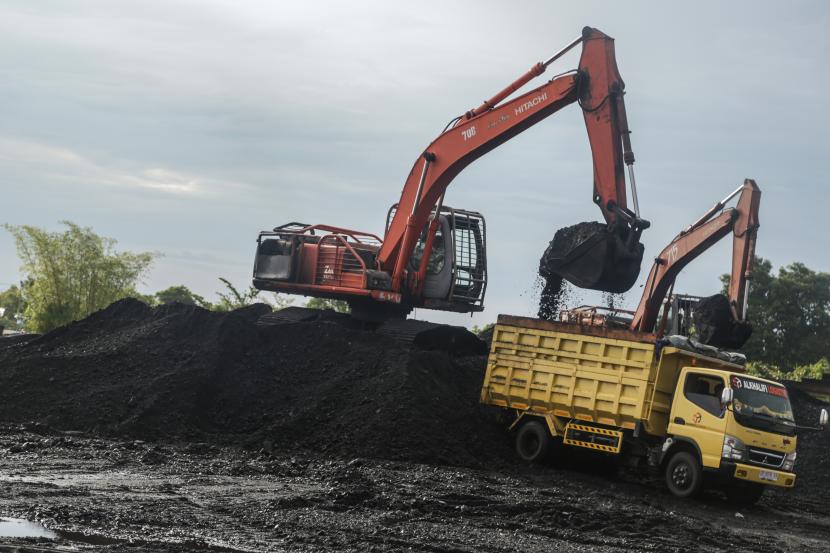 Pekerja melakukan bongkar muat batu bara di Dermaga Cendrawasih Mustika Indah, Palangkaraya, Kalimantan Tengah. Pemerintah melalui Kementerian ESDM melarang seluruh perusahaan batu bara untuk melakukan ekspor selama Januari 2022. Hal ini dikarenakan para perusahaan batu bara tidak memasok ke PT Perusahaan Listrik Negara (PLN).