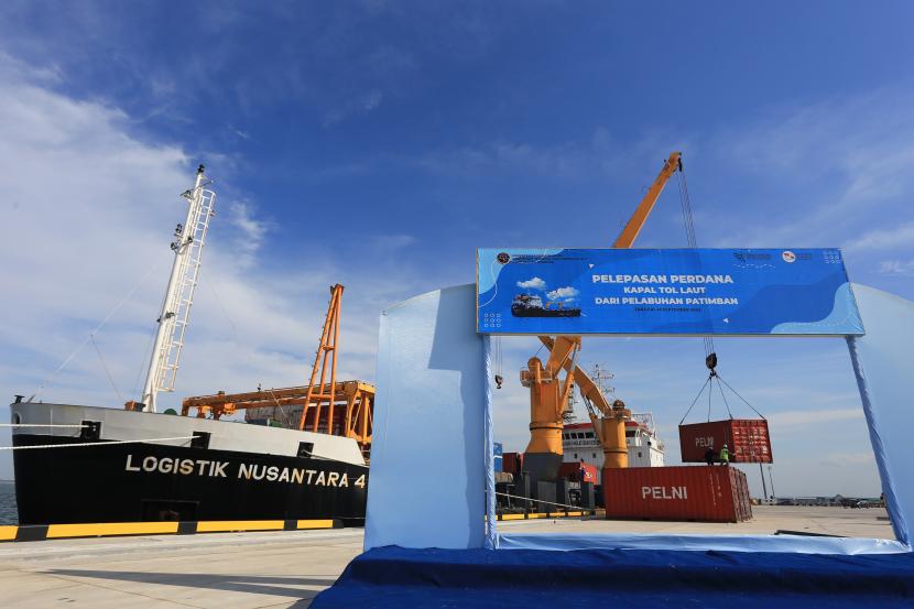 Pekerja melakukan bongkar muat di KM Logistik Nusantara 4 dari Pelabuhan Patimban, Subang, Jawa Barat. Menteri Perhubungan (Menhub) Budi Karya Sumadi menawarkan kepada para pelaku usaha asal Denmark dan perusahaan shipping line asal Denmark Maersk Line untuk berpartisipasi dalam pengembangan Pelabuhan Patimbandi Subang, Jawa Barat.