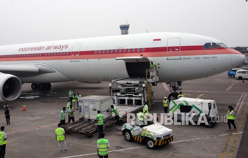Pekerja melakukan bongkar muat di badan pesawat Garuda Indonesia di Terminal Cargo Bandara Soekarno Hatta, Tangerang, Banten, Senin, (30/8/2021). Badan Pusat Statistik (BPS) mencatat inflasi pada Maret 2023 sebesar 0,18 persen yang didorong oleh kenaikan harga tiket pesawat dan beras.