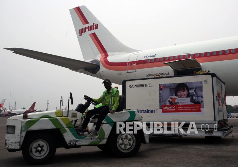 Pekerja melakukan bongkar muat Envirotainer berisi vaksin COVID-19 Sinovac dari badan pesawat Garuda Indonesia setibanya dari Beijing di Terminal Cargo Bandara Soekarno Hatta, Tangerang, Banten, Senin, (30/8). Maskapai Garuda Indonesia mulai mengalami peningkatan trafik penerbangan.