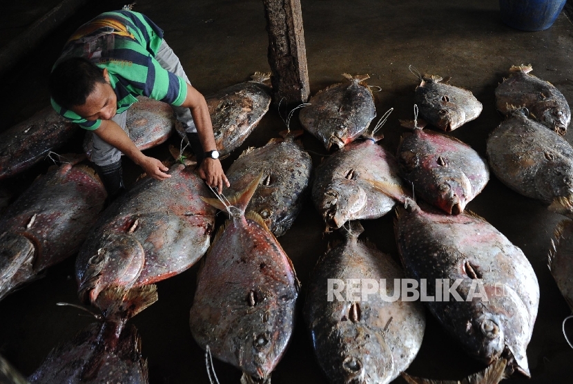  Pekerja melakukan bongkar muat hasil laut di Jakarta, Selasa (5/3).