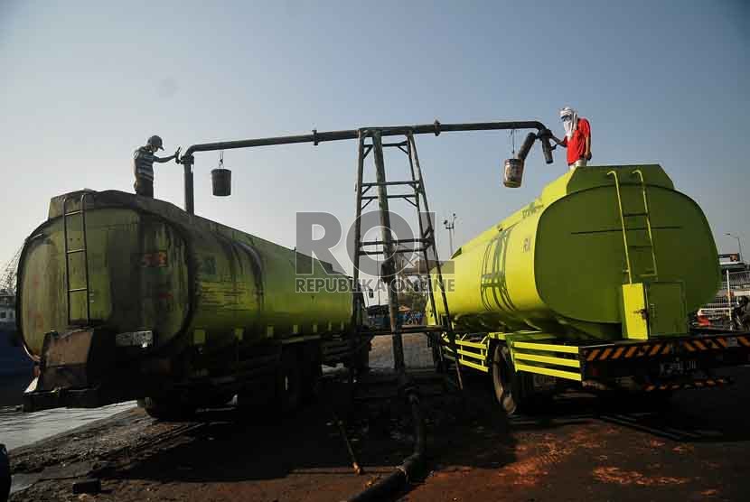 Pekerja melakukan bongkar muat minyak kelapa sawit mentah atau Crude Palm Oil (CPO) di Pelabuhan Tanjung Priok, Jakarta, Jumat (19/9).(Republika/Prayogi)