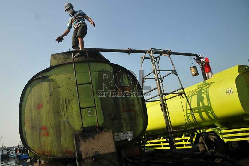 Pekerja melakukan bongkar muat minyak kelapa sawit mentah atau Crude Palm Oil (CPO) (ilustrasi) (Republika/Prayogi)