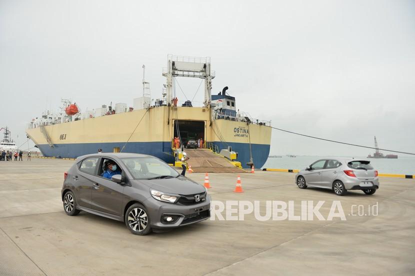 Pekerja melakukan bongkar muat sejumlah kendaraan bermotor ke dalam kapal MV Ostina saat Menteri Perhubungan Budi Karya Sumadi mengecek kesiapan operasional Pelabuhan Patimban di Subang, Jawa Barat, Kamis (3/12/2020). Dalam kesempatan tersebut, Menhub Budi Karya melihat langsung uji coba bongkar muat pengangkutan sebanyak 22 unit mobil dari Car Terminal ke dalam kapal MV Ostina yang akan menuju Pelabuhan Belawan di Medan. Pelabuhan Patimban sendiri sudah siap untuk dilakukan soft launching pada minggu ke-2 atau ke-3 Desember 2020. 