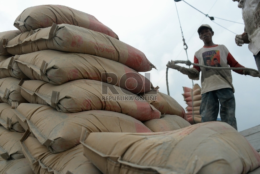 Pekerja melakukan bongkar muat semen di Pelabuhan Sunda Kelapa, Jakarta, Rabu (4/2). (Prayogi/Republika)