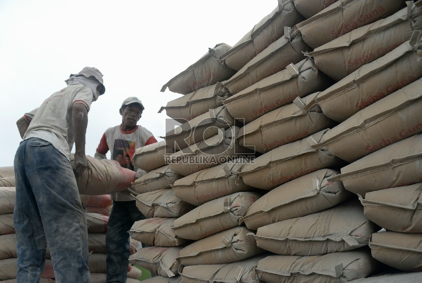 Pekerja melakukan bongkar muat semen di Pelabuhan Sunda Kelapa, Jakarta, Rabu (4/2). (Prayogi/Republika)