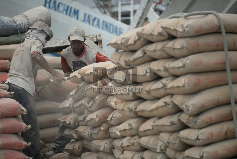 Pekerja melakukan bongkar muat semen di Pelabuhan Sunda Kelapa, Jakarta, Rabu (4/2). (Prayogi/Republika)