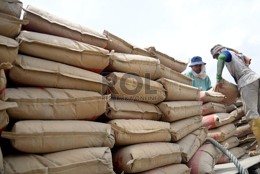 Pekerja melakukan bongkar muat semen di Pelabuhan Sunda Kelapa, Jakarta, Senin (30/3).