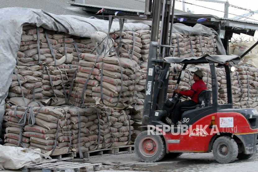 Pekerja melakukan bongkar muat semen di Pelabuhan Sunda Kelapa, Jakarta.  (ilustrasi)