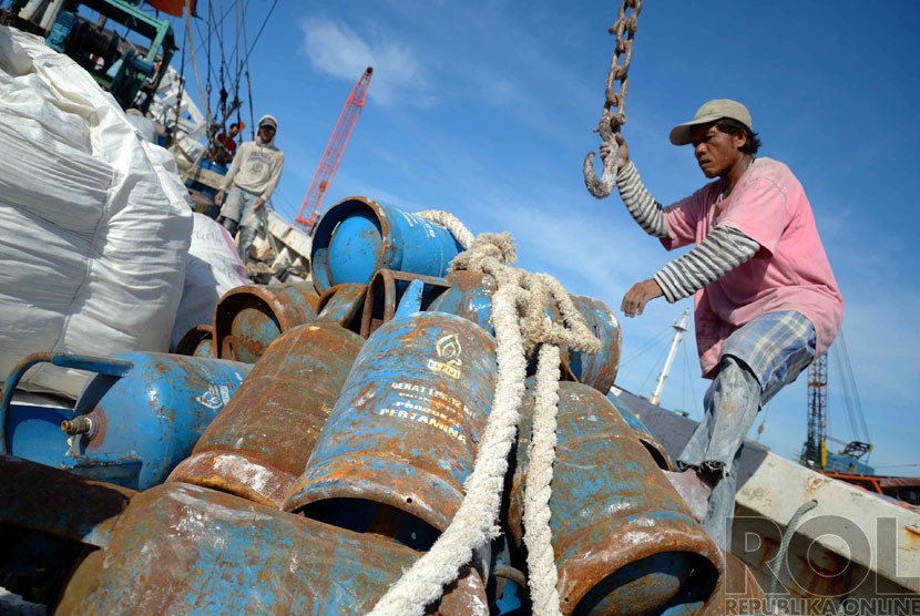    Pekerja melakukan bongkar muat tabung elpiji 12 kg di Pelabuhan Sunda Kelapa, Jakarta Utara, Senin (15/12).  (Republika/Yasin Habibi)